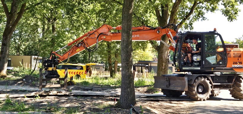 Rijplaten worden klaargelegd